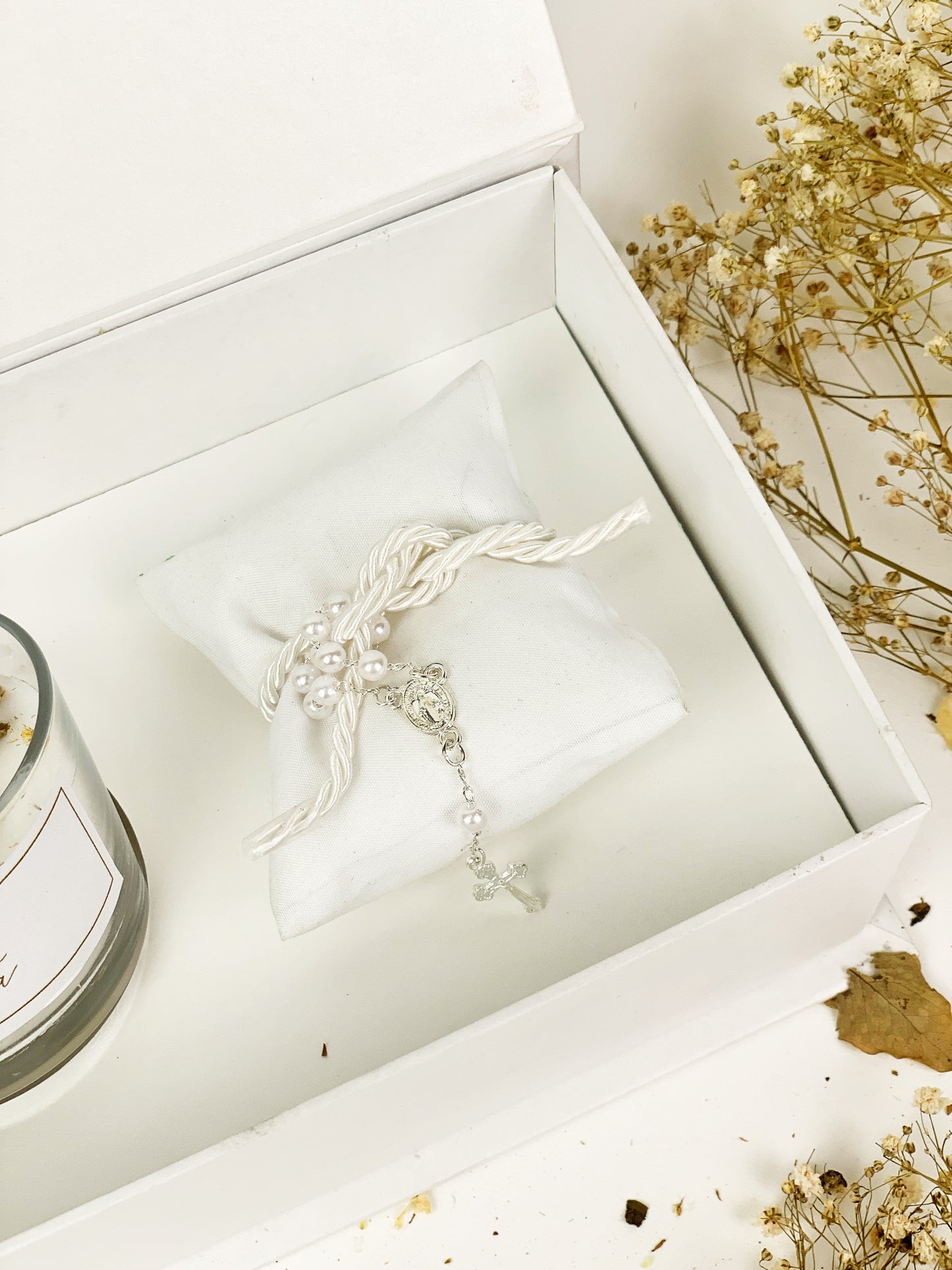 Lembrança de Batizado Pietra - Personalizada com Caixa Cartonada, Vela Artesanal e Almofada com Tercinho - Papel Raro