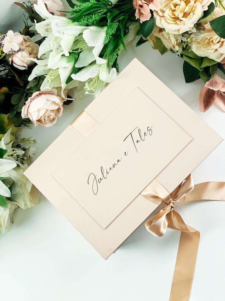 Caixa kit convite padrinhos batizado com canecas vela aromática forminhas e baby chandon - papelraro