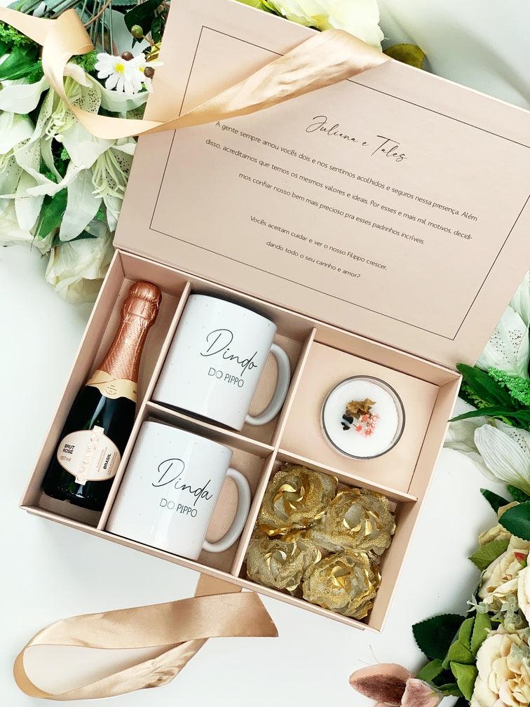 Caixa kit convite padrinhos batizado com canecas vela aromática forminhas e baby chandon - papelraro