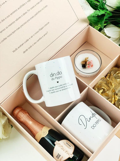 Caixa kit convite padrinhos batizado com canecas vela aromática forminhas e baby chandon - papelraro