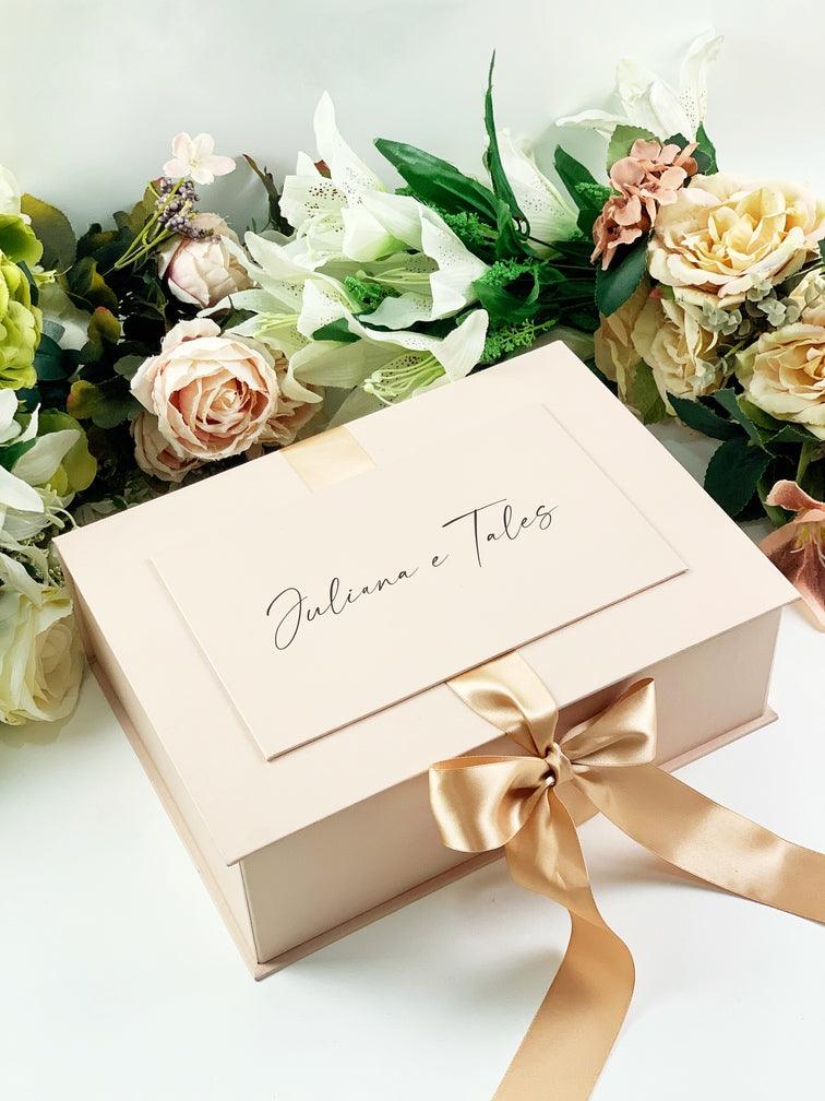 Caixa kit convite padrinhos batizado com canecas vela aromática forminhas e baby chandon - papelraro